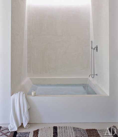 TADELAKT: The Magic of a Centuries Old Moroccan Material Built In Bathtub, Concrete Bathroom, Bathtub Remodel, Bathroom Design Inspiration, घर की सजावट, Dream Bathrooms, Bathtub Shower, Bath Tub, Minimalist Interior