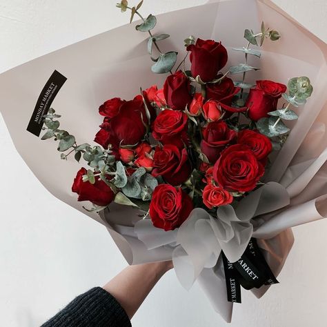 Rose Arrangements Valentines, Valentines Flowers Bouquet Aesthetic, Red Rose Bouquet Ideas, Bouquet Of Flowers Gift Valentines, Rose Bouquet Arrangement, New Years Bouquet, Red Flowers Bouquet Valentines, Roses Gift Bouquets, Red Roses Aesthetic Bouquet