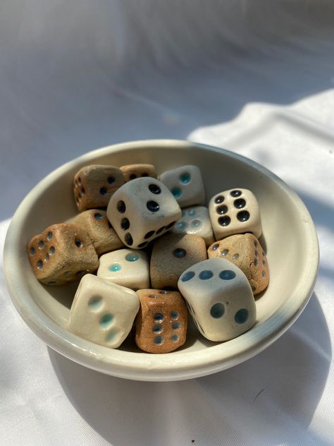 Brown Clay Ideas, Ceramic Art Inspiration, Cute Clay Diy, Pottery Clay Ideas, Fun Pottery Ideas, Ceramic Games, Ceramics Ideas Pottery Creative, Hand Pottery Ideas, Hand Built Pottery Ideas