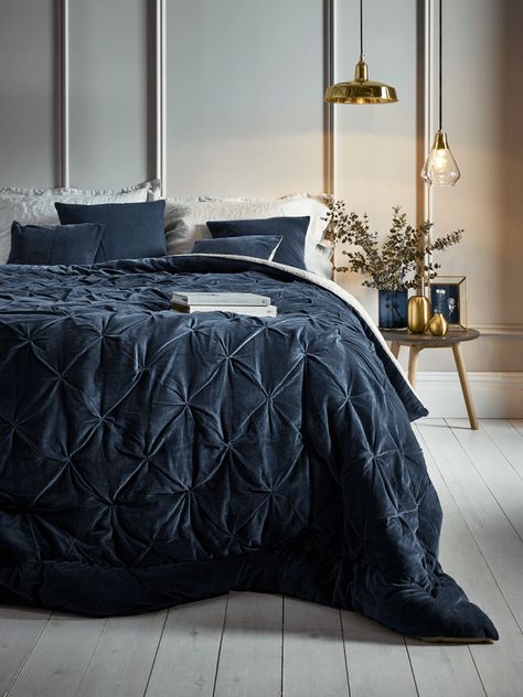 överkast mörkblå sammet rutigt Luxury Bedspreads, Velvet Bedspread, Linen Bedspread, Slaap Lekker, Home Luxury, Velvet Bed, King Size Quilt, Navy Velvet, Bed Linens Luxury