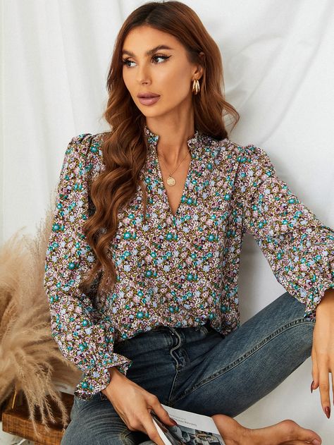 Camisa floral de margaritas de manga farol de cuello V Ditsy Floral Blouse, Women Floral Blouse, Business Formal Dress, Womens Tops Dressy, Coachella Dress, Formal Dresses Gowns, Maxi Shirt Dress, Professional Dresses, Flounce Sleeve