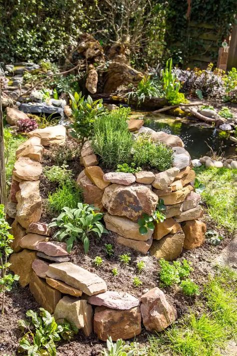 How to Build an Herb Spiral—a Compact Raised Garden Bed Herb Spiral, Spiral Garden, Outdoor Herb Garden, Entertaining Dinner, Types Of Herbs, Gardening Zones, Container Gardening Flowers, Wildlife Gardening, Tea Garden