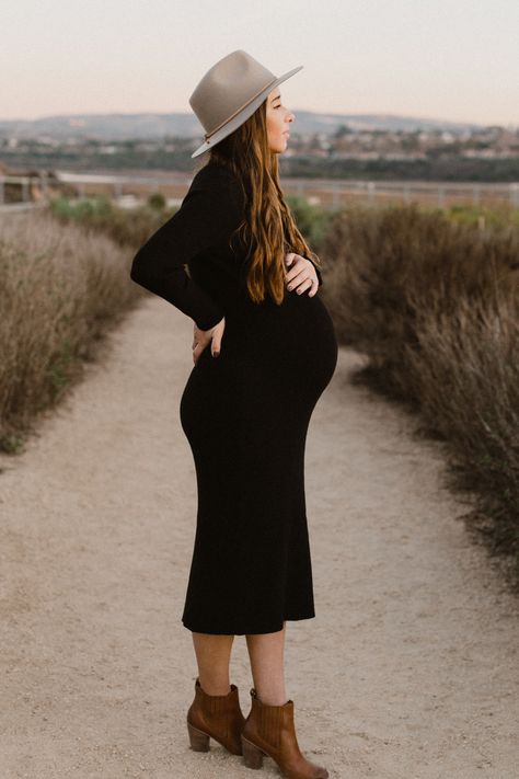 Black Overalls Pregnant Outfit, Black Long Sleeve Maternity Dress, Casual Maternity Photoshoot Outfits, Fall Photoshoot Pregnancy, Fall Photoshoot Maternity, Maternity Photo Outfits Fall, Fall Maternity Shoot Outfit, Pregnancy Fall Photoshoot, Maternity Pictures Solo