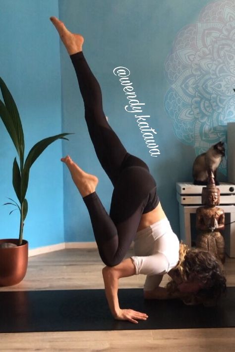 Eka Pada Bakasana (Variation) - Flying Funky Crow Crow Variations Yoga, Beautiful Yoga Poses, Acro Yoga, Beautiful Yoga, Wellness Fitness, Yoga Poses, Muscles, Photo Shoot, Vision Board