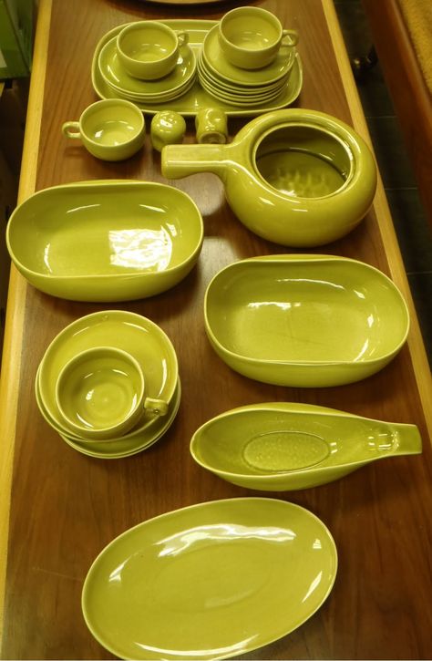 American Modern - Russel Wright Russell Wright, Colorful Plates, Vintage Dishware, Kitchen Necessities, Russel Wright, Modern Pottery, American Modern, Green Olive, Vintage Life