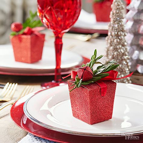 Festive Red (glitter in plates, tho??) Red Charger Plates Table Settings, Christmas Party Place Settings, Christmas Table Favors, Snowman Place Setting, For The Home Ideas, Christmas Table Setting Ideas, Tablescapes Christmas, Holiday Place Settings, Christmas Place Settings