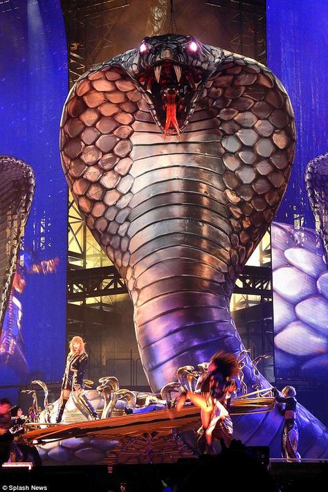 Owning it: Taylor Swift performed her track Look What You Made Me Do with a giant mechanic... #taylorswift Reputation Tour, Giant Snake, Estilo Taylor Swift, Taylor Swift Music, All About Taylor Swift, Swift Photo, Stadium Tour, Snapchat Funny, Taylor Swift Wallpaper