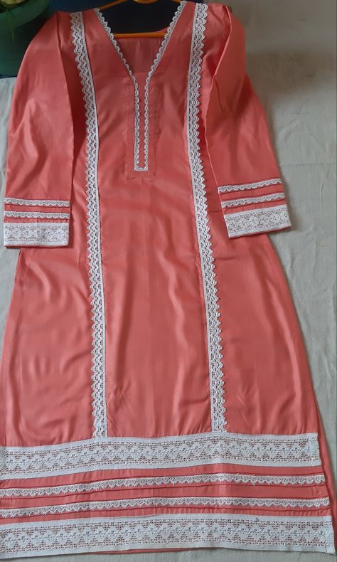 Lace design kurti Shalwar Kameez Design For Girl, Kurti Design With Lace Work, Kurti Disain Latas, Pakistani Suits With Laces, Pakistani Pattern Dresses, Less Kurti Design, Kapde Designs, Kurti Lace Designs Latest, Beautiful Kurtis Design