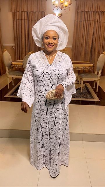 Simple Lace Styles, Lace Caftan, White Lace Gown, 40s Style, Lace Dress Design, Lace Gown Styles, African Maxi Dresses, Gown Styles, Asoebi Styles