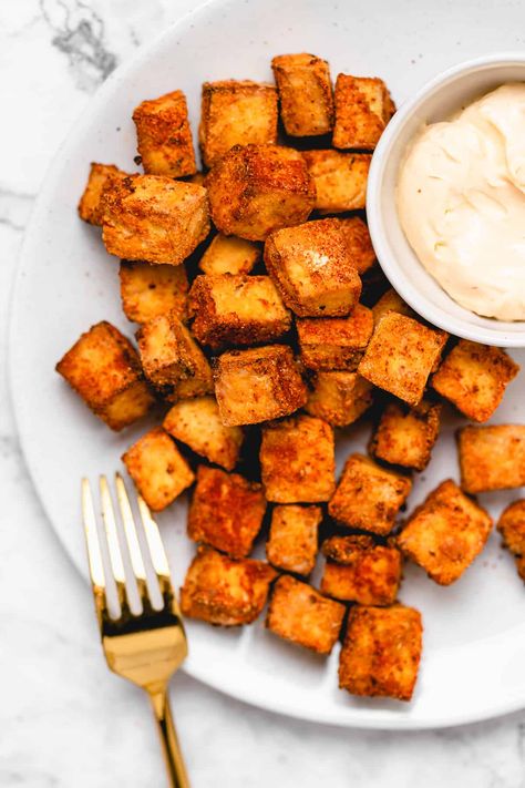 Here's How to Make Crispy Air Fryer Tofu cooked in just 10 minutes! This tofu is delicious, easy to make and great for meal prep! via https://jessicainthekitchen.com #tofu #vegan #glutenfree #mealprep Air Fryer Tofu Crispy, Air Fryer Tofu, Tofu Vegan, Tofu Recipe, Clam Recipes, Crispy Tofu, Fried Tofu, Air Fryer Recipes Healthy, Vegan Dinner