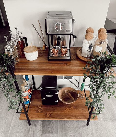 Coffee Vibes Aesthetic, Coffee Bar Decorations, Coffee Bar Ideas Kitchen, Coffee Bar In Kitchen, Bar In Kitchen, Coffee Vibes, Coffee Bar Ideas, Coffee Bar Decor, Home Coffee Bar