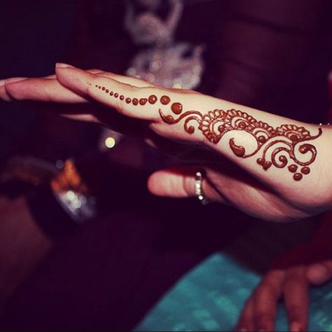 85+ Easy and Simple Henna Designs Ideas That You Can Do By Yourself.  http://www.ultraupdates.com/2016/06/simple-henna-designs/  #easy #Simple #Henna #Designs #Ideas Henne Tattoo, Henna Body Art, White Henna, Beautiful Henna Designs, Henna Party, Mehndi Patterns, Mehndi Tattoo, Henna Designs Easy, Simple Henna