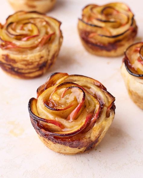 This easy apple roses recipe shows you how to make beautiful rose-shaped pastries with puff pastry, red apples and cinnamon sugar. Step by step tutorial with pictures to show you how to easily make this impressive dessert recipe which is the perfect holiday dessert or as a gift for Valentine's Day or Mother's Day. Make these gorgeous apple roses puff pastry recipe today! Apple Roses Puff Pastry, Baked Apple Roses, Banoffee Pie Recipe, Apple Tarts, Chocolate Mousse Pie, Impressive Dessert, Cottage Food, Apple Pastry, Apple Puff Pastry