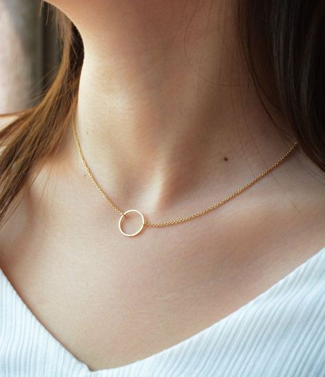 Simple Necklace Designs, Women Circle, Jewelry Necklace Simple, Necklace Styles, Minimalist Necklace Gold, Pretty Jewelry Necklaces, Karma Necklace, Gold Necklace Simple, Trending Necklaces