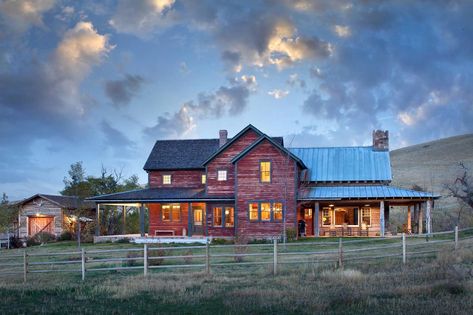 Inviting rustic ranch house embracing a picturesque Wyoming landscape #house #ranch #rustic Ranch House Designs, Farmhouse Exterior Design, Western Rustic, Into The West, Exterior Design Ideas, Casa Exterior, Modern Farmhouse Exterior, Ranch Style Homes, House With Porch