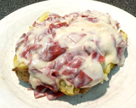 Chipped Beef Gravy & Toast | Food.com Creamed Tuna On Toast, Beef Tips Over Rice, Chip Beef Gravy, Cream Chipped Beef Recipe, Creamed Chipped Beef, Creamed Beef, 10 Minute Meals, Dried Beef, Chipped Beef