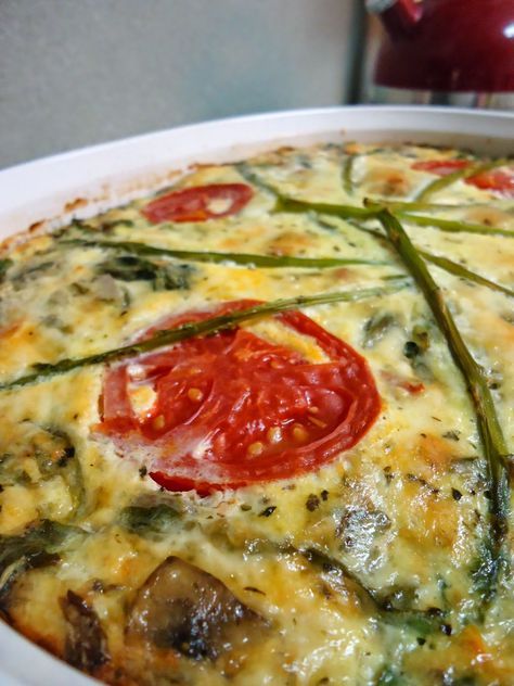 Asparagus Quiche Recipes, Quiche Recipes Crustless, Asparagus Mushroom, Mushroom Tomato, Tomato Quiche, Asparagus Quiche, Breakfast Quiche Recipes, Asparagus And Mushrooms, Quiche Recipes Easy