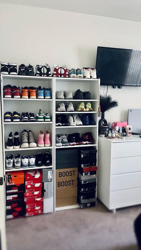 Kicks Aesthetic, Sneaker Room, Guys Room Aesthetic, Mens Room Decor, Sneakerhead Room, Mens Bedroom Decor, Small Game Rooms, Hypebeast Room, Shoe Room