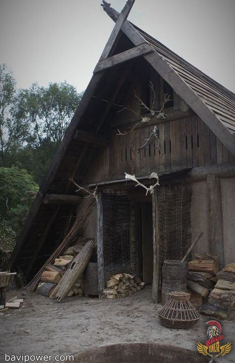 Regarding the custom of burning the dead, not only the Vikings did so, but also many other people from other regions. But one cool thing in the Viking community was that they burnt their longhouse when a person was dead. Viking Buildings, Casa Viking, Viking Aesthetic, Zelt Camping, Viking House, Viking Village, Viking Life, Long House, Viking Culture