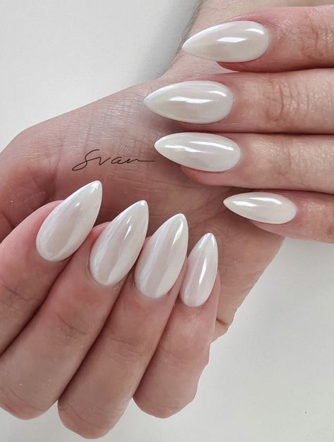 White Perle Nails, White Pearl Nails Design, Perle Nails, Pearl Nails White, White Pearl Chrome Nails, Pearl Almond Nails, Almond Nails Chrome, Pearl White Nails, Platinum Nails