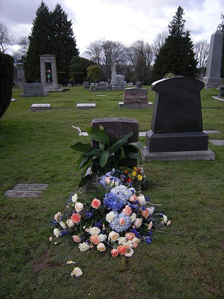 Seattle - Lake View Cemetery - flowers on grave Sitting At Grave Aesthetic, Flowers On Grave Aesthetic, Dead Mom Aesthetic, Kuburan Aesthetic, Flowers On Grave, Grave With Flowers, Grave Pics, Cemetery Pictures, Beautiful Grave