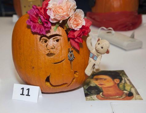 Frida Kahlo pumpkin Frida Pumpkin, Frida Kahlo Pumpkin, Pumpkin Carving Contest, Easy Pumpkin Carving, Pumpkin Decorating Contest, Halloween 2017, Halloween Pumpkins Carvings, Fall Decor Diy, Fall Diy