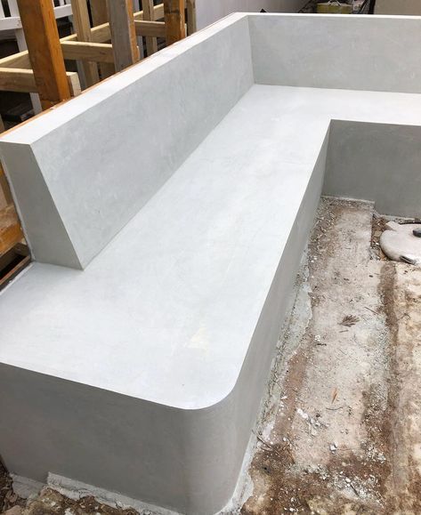 Concrete Seating Indoor, Concrete Sofa Outdoor, Concrete Garden Ideas, Diy Concrete Bench, Concrete Couch, Courtyard Renovation, Concrete Bench Outdoor, Concrete Sofa, Concrete Furniture Design