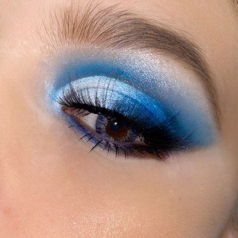 Maquillaje azul Blue Makeup, Maquillaje De Ojos, Makeup, Closet, Blue, Color, Make Up