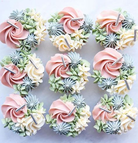 Pretty Cupcake Ideas for Wedding and Any Occasion : Raspberry, Lemon and Toblerone Creative Cupcake Ideas, Cupcake Aesthetic, Floral Food, Icing Ideas, Cupcake Decorating Tips, Pastel Cupcakes, Fancy Cupcakes, Pretty Cupcakes, Cupcake Cake Designs