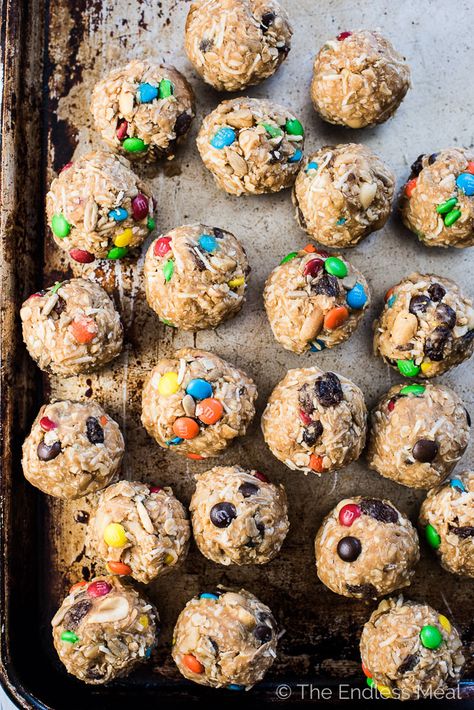 These easy to make Trail Mix Protein Bites make a delicious treat for your weekend adventures or a healthy after school snack. They are naturally gluten-free and can easily be made vegan. Everyone will LOVE this recipe!  | theendlessmeal.com Gluten Free Camping, Logo Camping, Vegetarian Camping, Camping Food Make Ahead, Healthy Trail Mix, Camping Meal Planning, Camping Food Ideas, Healthy Camping Food, Camping Snacks