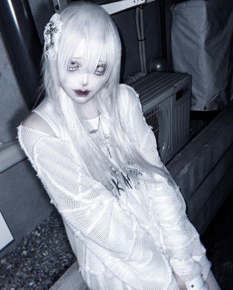 V Kei, Visual Kei Makeup, Creepy Makeup, White Goth, Kei Visual, Gyaru Fashion, Doll Makeup, Bold Makeup, Celebrity Lifestyle