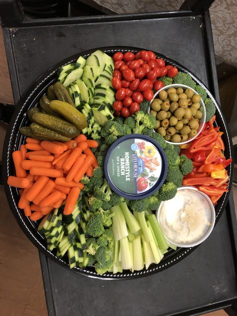 Veggie tray Veggies Platter Ideas, Veggie Plater Ideas, Small Vegetable Tray Ideas, Charcuterie Bento Box Ideas, Veggie Tray And Dip, Nye Veggie Tray, Veggie Tray For Wedding, Memorial Day Veggie Tray, Rocket Ship Veggie Tray