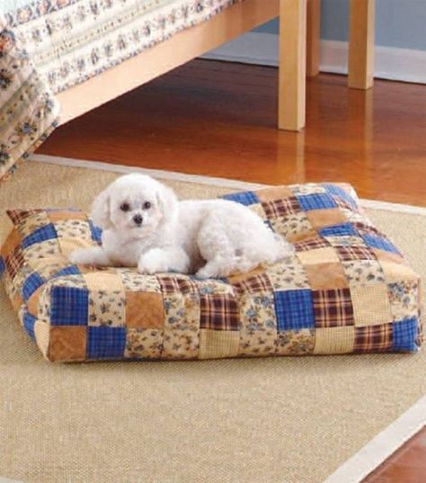 Patchwork Dog Bed free sewing pattern Dog Bed Patterns Free, Dogbeds Design, Make A Dog Bed, Dog Bed Sewing Pattern, Pet Bed Pattern, Doggie Beds, Diy Pet Bed, Diy Dog Bed, Covered Dog Bed