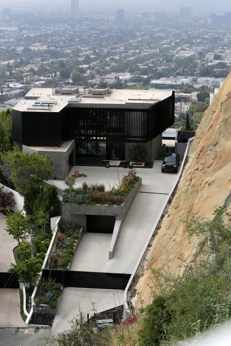 Powerball $2b winner Edwin Castro only took home half his win after secret fees Modern Mansion Exterior, Garden Design Outdoor, Design Outdoor Kitchen, Kardashian House, Lottery Win, Lighting Garden, Mansion Exterior, Luxury Exterior, Luxury Houses Mansions