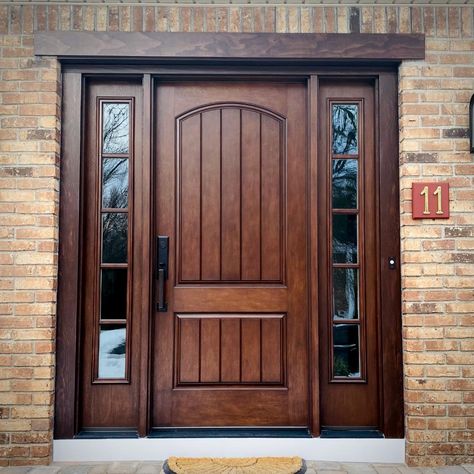 Classic Craft® Founders Collection™ | Mahogany Grain | CCR205 | Therma-Tru Doors Exterior Doors With Sidelights, Mahogany Exterior Doors, Colonial Interior Design, Wood Front Entry Doors, Entry Door With Sidelights, Modern Entrance Door, Exterior Entry Doors, Custom Front Doors, Fiberglass Entry Doors