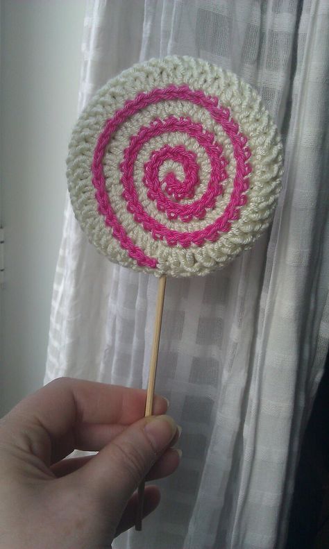 Dreaming in Crochet: Make Me Sweet Lollipop (Free crochet pattern)~~My niece asked for one about five years ago, I think I am finally gonna make it! Crochet Lollipop, Caterpillar Crochet, Crochet Patterns Christmas, Story Sacks, Story Sack, Crochet Cactus, Diy Valentines Decorations, Crochet Food, Crochet Christmas Ornaments