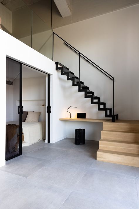 DOEN_Fenix Stairs For Loft, Stairs To Loft, Mezzanine Stairs, Stairs Loft, Monochrome House, Stairs In Kitchen, Mini Apartments, Stairs In Living Room, Japandi Living