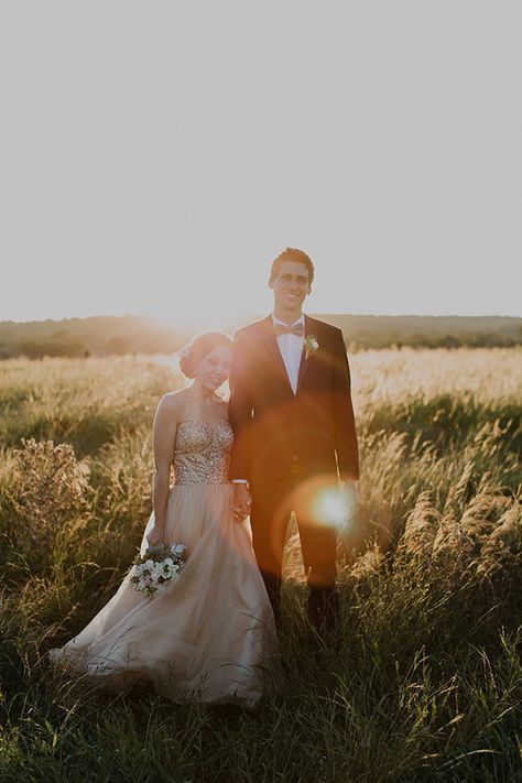 Wedding Height Difference, Height Difference Couple Wedding, Wedding Pictures Height Difference, Tall Short Wedding Photos, Couple Photo Tall And Short, Tall Groom Short Bride Poses, Nature Wedding Pictures, Short Bride Tall Groom Photography, Shorter Groom Taller Bride Photo Ideas