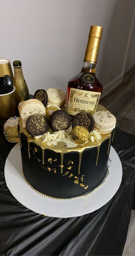 Hennessy Birthday Cake, Bolo Jack Daniels, 18th Birthday Cake For Guys, 21st Birthday Cake For Guys, Alcohol Birthday Cake, Hennessy Cake, Cake For Him, Liquor Cake, Red Birthday Cakes