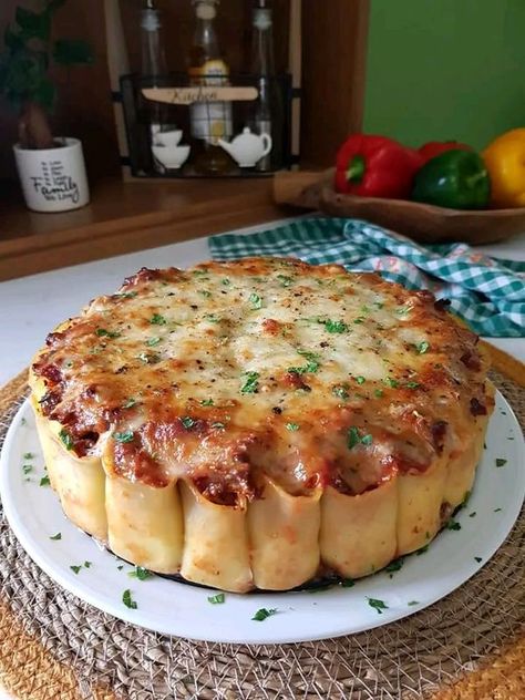 The Pioneer woman - Ree Drummond Family | STUFFED RIGATONI PIE (PACCHERRI) 🍅🥬🌶🧀🥘🍷 | Facebook Stuffed Rigatoni, Rigatoni Pie, Strawberry Bites, Baked Rigatoni, European Cuisine, Ground Sausage, Spinach Stuffed Mushrooms, Rigatoni, Ricotta Cheese