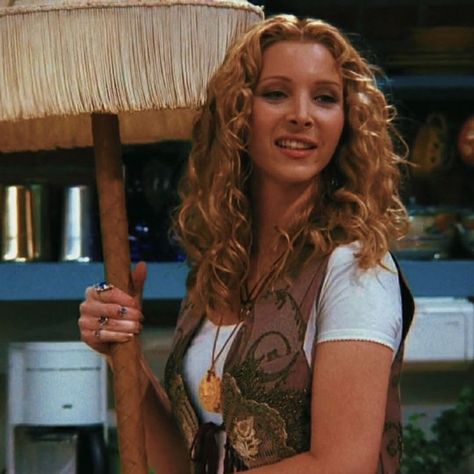 Sitcom Screencaps, Phoebe Buffay Style, Lisa Kudrow Friends, Phoebe Buffay Outfits, Pretty Vibes, Lisa Kudrow, Hippie Baby, Phoebe Buffay, Comfort People