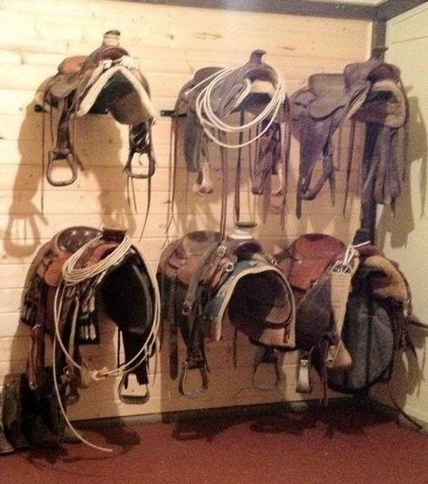 Barn Organization Ideas, Simple Horse Barns, Horse Feed Room, Tack Room Organization, Horse Tack Rooms, English Saddles, Saddle Racks, Horse Farm Ideas, Horse Brushes