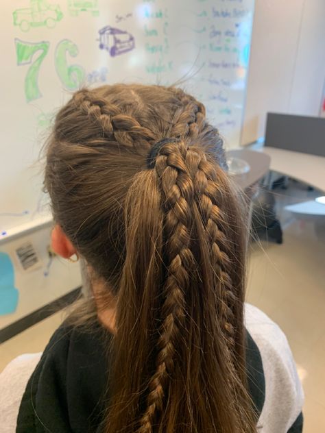 Braid For Softball, Cute Track And Field Hairstyles, Game Day Hairstyles Field Hockey, Powderpuff Hair Styles, Powder Puff Football Hairstyles, Powderpuff Hair Ideas, Meet Day Hairstyles Track, Hockey Hair Styles, Field Hockey Hair