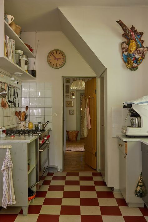 Beata Heuman's own Swedish farmhouse kitchen with checkered floor. Swedish Country Style, Kitchen Nooks, Beata Heuman, Vintage Decor Ideas, Casa Vintage, Swedish House, Dream Apartment, Kitchen Inspo, Swedish Design