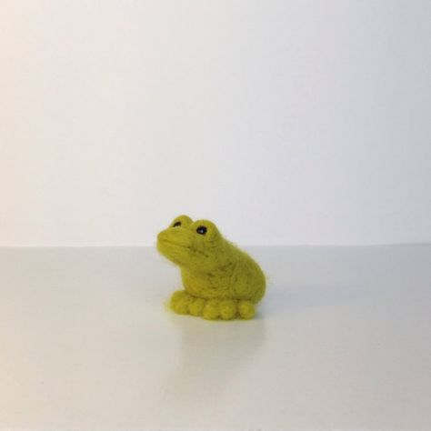 Needle felted frog, miniature stuffed animal frog toy, frog decoration, pure wool felt froggy, tree frog, eco-friendly toy Stuffed Animal Frog, Needle Felted Frog, Felted Frog, Felt Craft Projects, Frog Crafts, Needle Felting Diy, Frog Decor, Wool Needle Felting, Wool Animals