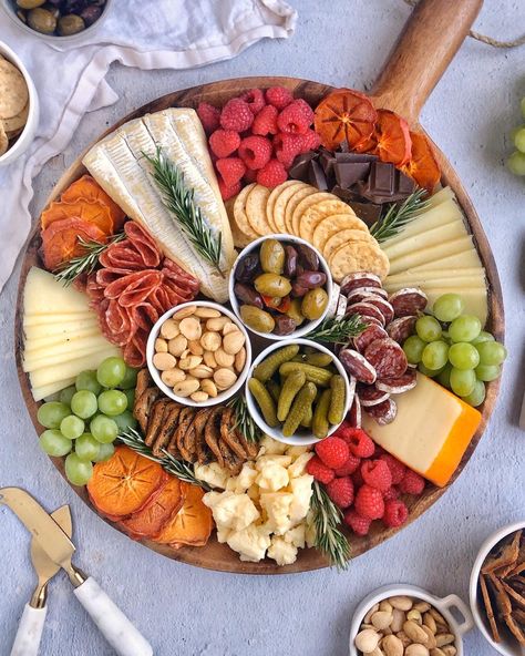 Ain't Too Proud To Meg - Food Stylist sharing tips to make beautiful boards for every occasion. Charcuterie Guide, Budget Board, Perfect Cheese Board, Food Boards, Fingerfood Party, Charcuterie Inspiration, Cheese Pairings, Snack Board, Party Food Platters