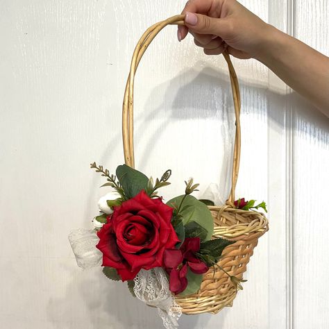 Diy Flower Girl Basket, Flower Girl Petals, Willow Basket, Red Bouquet Wedding, Red Rose Wedding, Civil Wedding Dresses, Flower Girl Baskets, Burgundy Flowers, Rose Decor