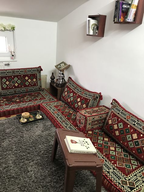 Islamic Room Decor, Arabic Living Room, Teen Room Designs, Persian Decor, Small Balcony Decor, Indian Homes, Basement Decor, Small Room Bedroom, Yemen