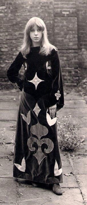 ❤️ 70s Goth Fashion, 60s Goth, 70s Goth, 60s And 70s Fashion, 20th Century Fashion, Punk Vintage, Sweet Shop, Quirky Fashion, Caftan Dress