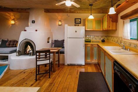 Pueblo-Style Tiny Home in Santa Fe with a Mind-Blowing Interior - Dream Big Live Tiny Co. Santa Fe Style Decor, Pueblo House, Kiva Fireplace, Granny Pods, Tiny House Vacation, Tiny House Towns, Old World Santa, Adobe Home, Tiny House Nation